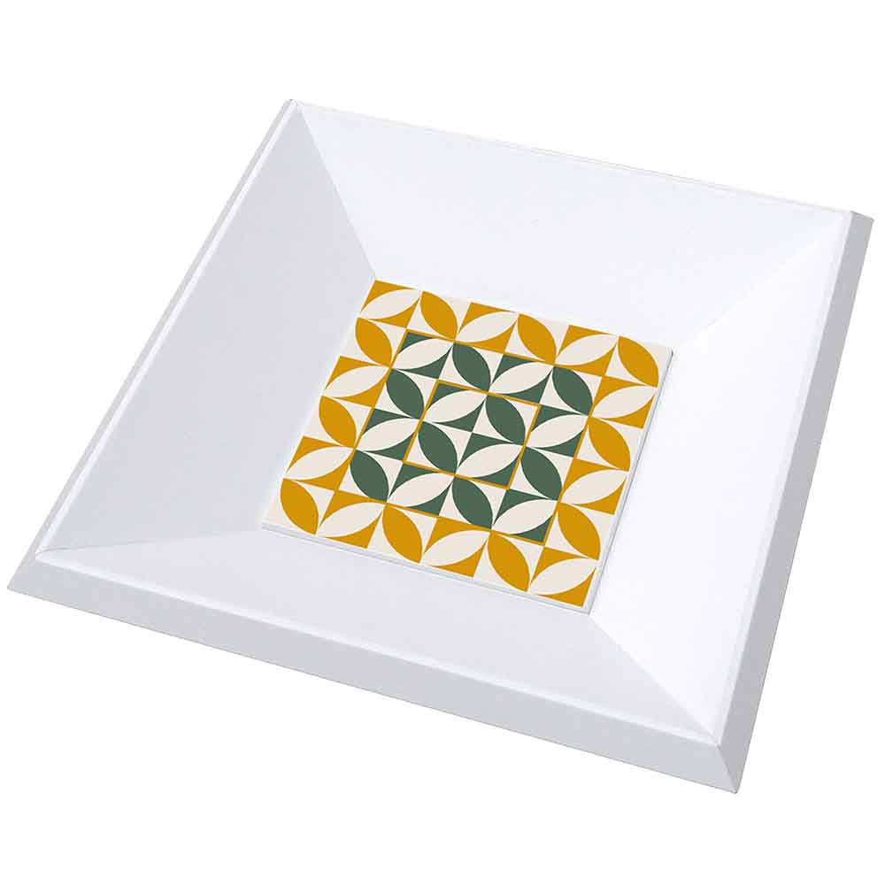 Vassoio in legno con ceramica decorata con motivi geometrici armonici in colori bilanciati, perfetto per un design raffinato e moderno.