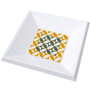 Vassoio in legno con ceramica decorata con motivi geometrici armonici in colori bilanciati, perfetto per un design raffinato e moderno.