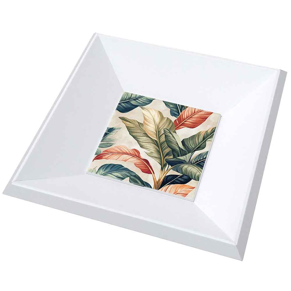 Vassoio in legno con ceramica decorata con foglie tropicali dai colori caldi e dettagli accurati, evocando atmosfere esotiche.