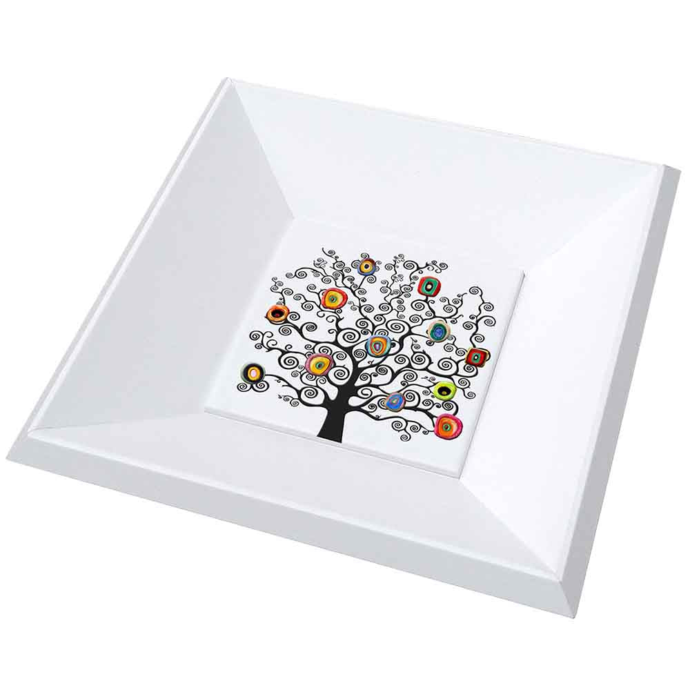 Vassoio in legno con ceramica decorata con un albero dai rami intrecciati e dettagli colorati, creando un effetto vivace e armonioso.